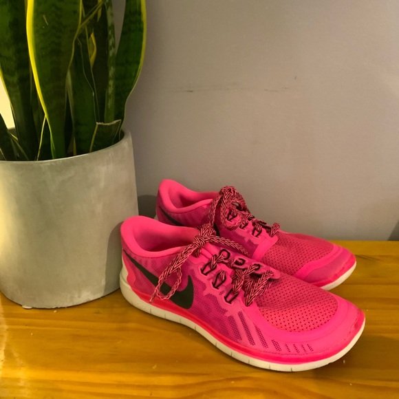 Gently used neon pink nike free 5.0 size 5